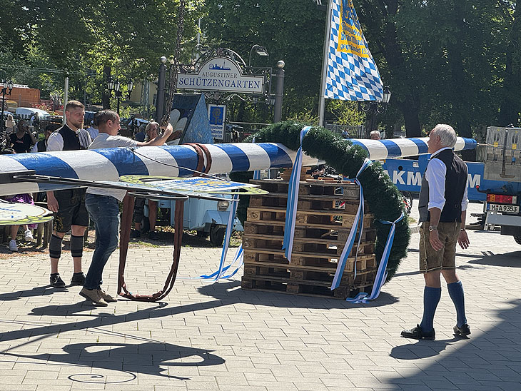 Endkontrolle durch Wirt Christian Schretzlmeier vom Augustiner Schützengarten: Maibaum aufstellen am 01.05.2025 im Augustiner Schützengarten in München-Obersendling (©Foto: Martin Schmitz) 